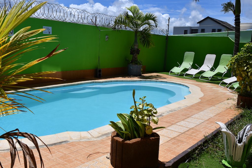 Piscine extérieure dans le jardin de la villa